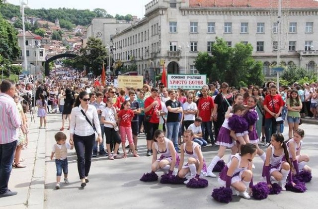 Стотици се включиха в празничното шествие за 24 май във В. Търново