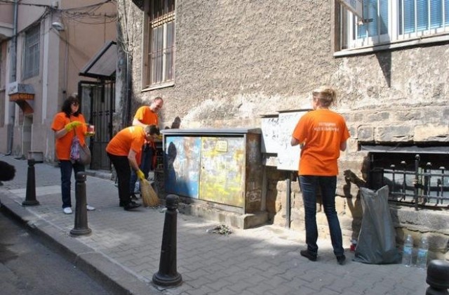 Доброволци почистиха десетки ел. съоръжения в Плевен и Ловеч