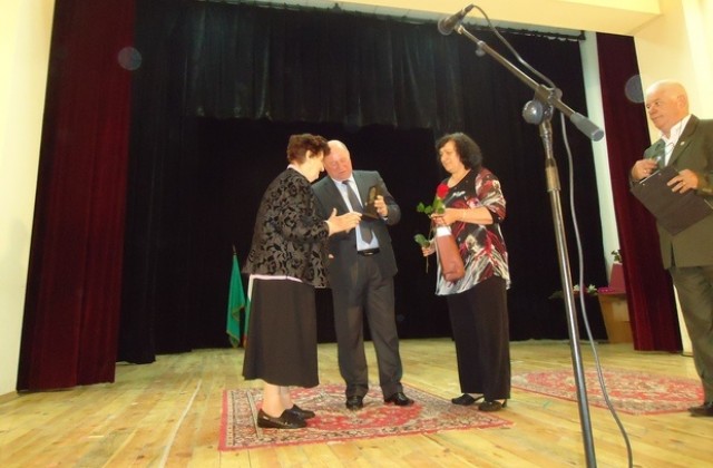 Поклон и благодарност към учители и културни деятели в Стралджа