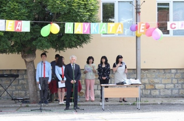 Кметът Драгомир Николов поздрави учителите, първокласниците и зрелостниците