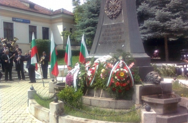 Ученици поднасят венци и цветя на 2 юни на 6 паметника в Кюстендил