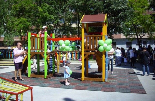 Откриват обновена детска площадка в Добрич