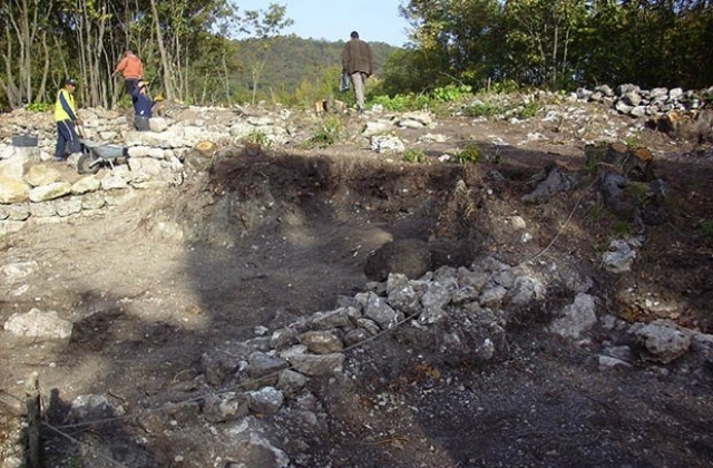 Скандалът около спрените разкопки на Славната канара се разраства