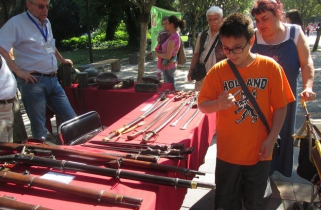 Музей на открито показа на деца и родители старинни оръжия
