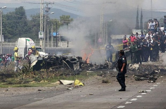 Малък самолет се разби в магистрала, петима души загинаха