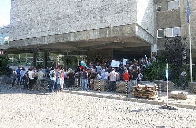 Над 100 служители на Онкодиспансера в Пловдив излязоха на протест