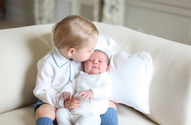 Трогателни първи снимки на принцеса Шарлот и брат й принц Джордж (СНИМКИ)