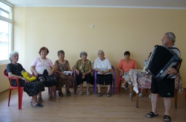 Община Димитровград кани на забава над 200 от третата възраст