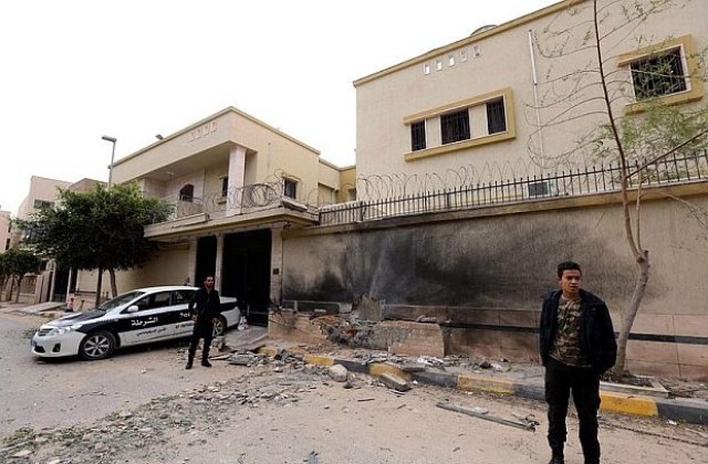 Въоръжени мъже взеха заложници в тунизийското консулство в Триполи