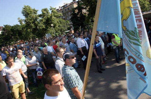 Полицаи, пожарникари и надзиратели излязоха на протест в София (СНИМКИ)