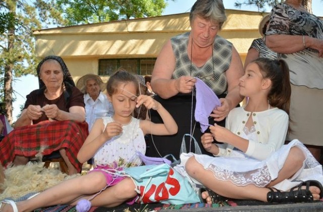 Село Крум единствено в страната със Световен ден на плетенето
