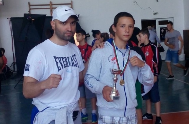 Боксьор от Червен бряг спечели злато и Най-атрактивен състезател в национален турнир