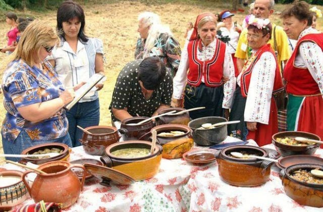 Празник на гърнетата показва добруджански гозби за седми път в крушарското село Зимница