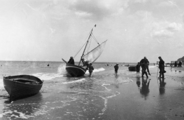 25 юни: Рибарят Алфред Йенсен пръв прекосява сам с лодка Атлантика