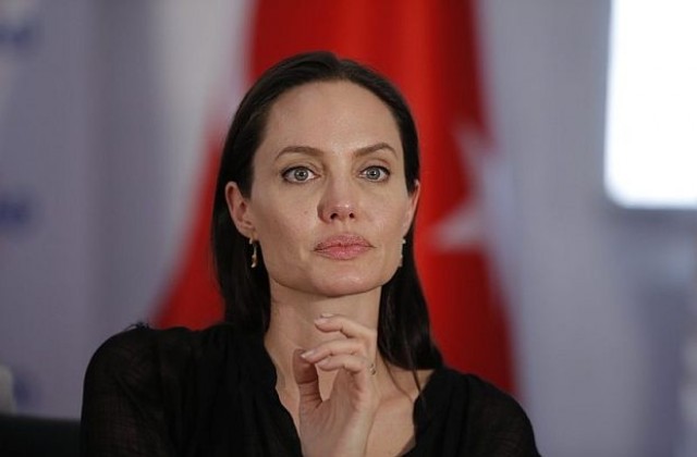 Анджелина Джоли посети бежански лагер в Турция (СНИМКИ)