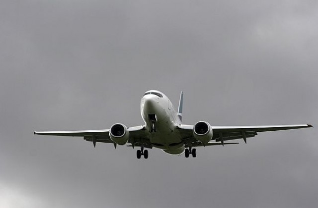 Самолет кацна аварийно в Северна Ирландия заради буйстващ пасажер