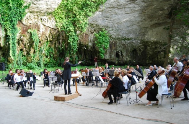 Шуменският симфоничен оркестър и Теодосий Спасов с концерт в Голямата пещера