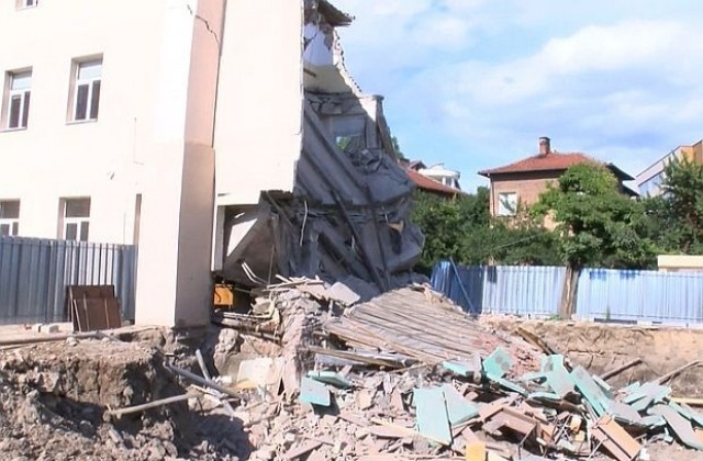 МО започва проверки за рухналата сграда на ПМГ Никола Обрешков