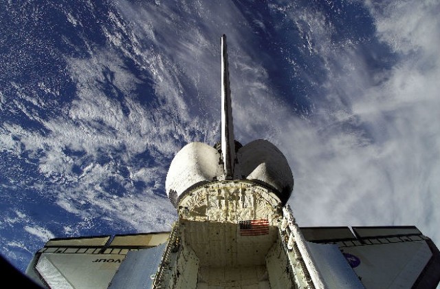 29 юни: Совалката „Атлантис” се скачва за първи път с орбитална станция „Мир”