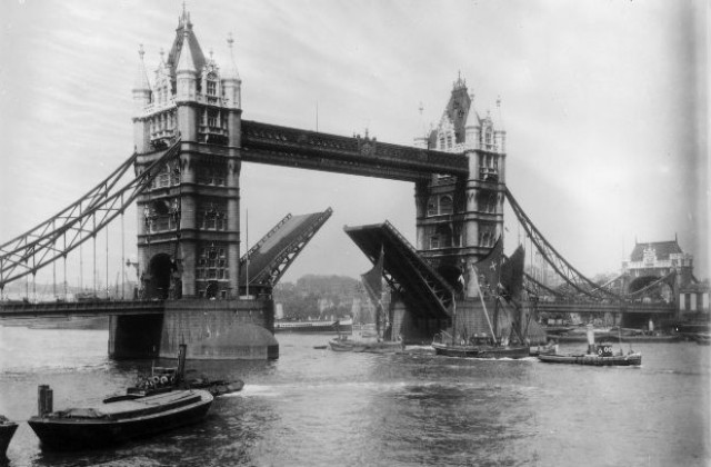30 юни: Бъдещият крал принц Едуард открива лондонския мост Тауър Бридж