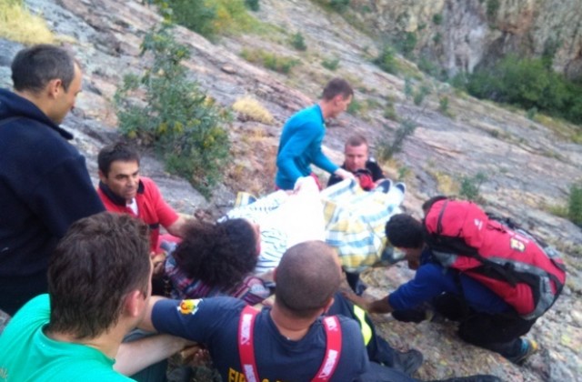 Снимки от спасяването на пострадалата в планината испанка