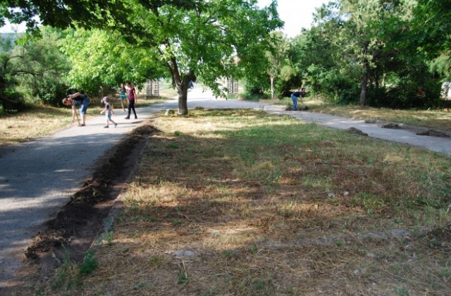Жители на Дивдядово сами почистват и облагородяват парка в квартала, Общината търси възможност за финансиране на ремонта му