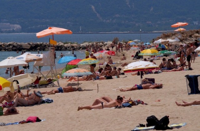 Проверяват може ли да се ползва безплатно поне половината от всеки плаж