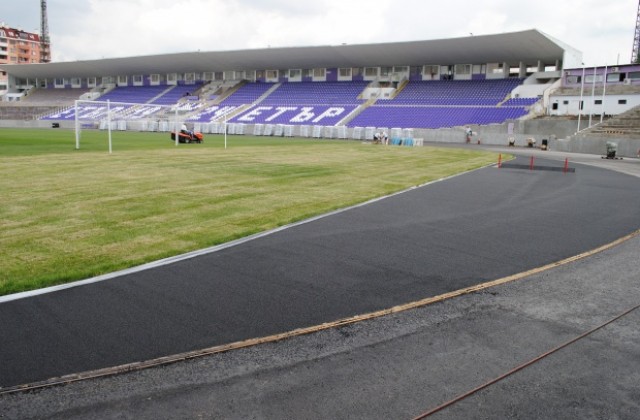 Полагат основата на лекоатлетическата писта на стадион Ивайло (СНИМКИ)