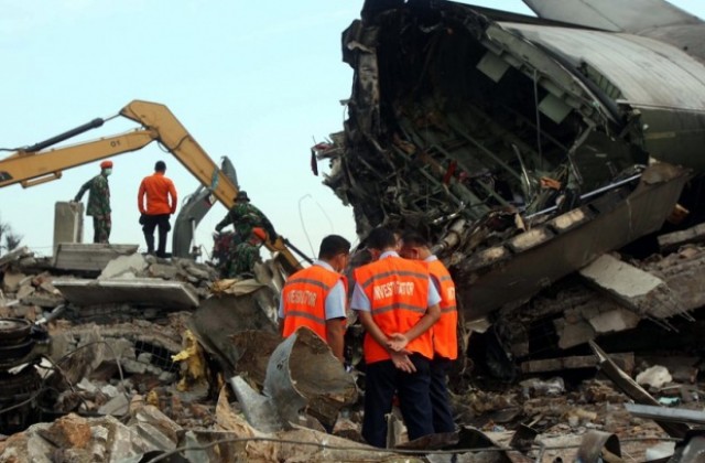 141 души загинаха след катастрофата на военнотранспортния самолет в Индонезия