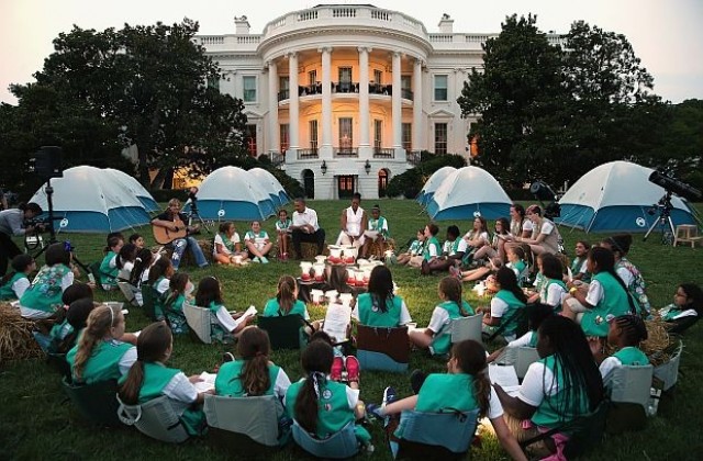 Момичета скаути лагеруваха на ливада пред Белия дом (СНИМКИ)