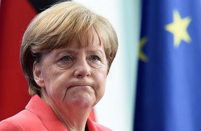 Меркел избра да загуби гръцката битка, за да спечели войната за спасяването на Европа