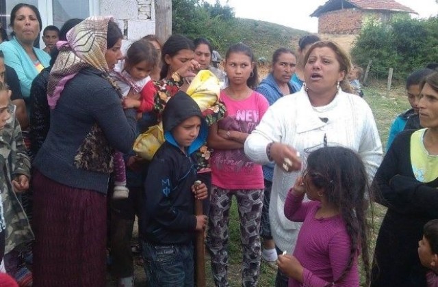 Протестиращи плашат да запалят училище, в което настаняват ромите от Гърмен