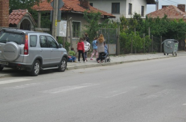 Майки с искане за повдигната пешеходна пътека на пътя Сапарева баня- Сапарево
