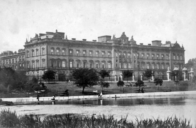 13 юли: Кралица Виктория се настанява в Бъкингамския дворец