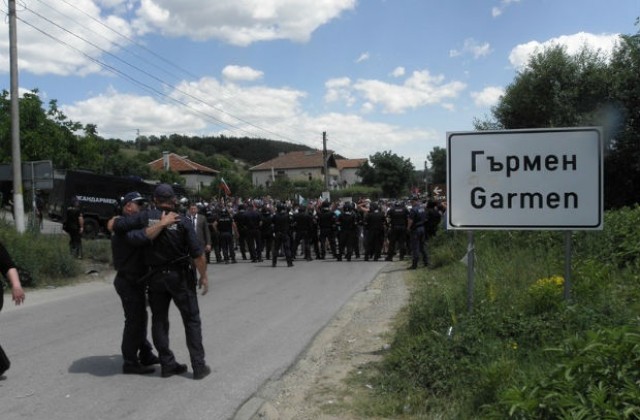 Полицаи обградиха сградата на общината в Гърмен