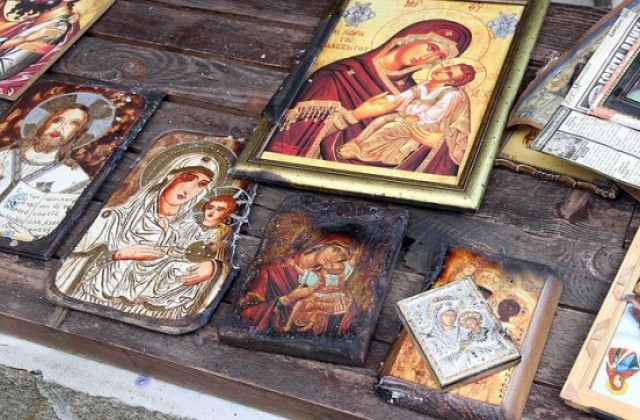 Продължават разпитите за опожарените икони над Сопот