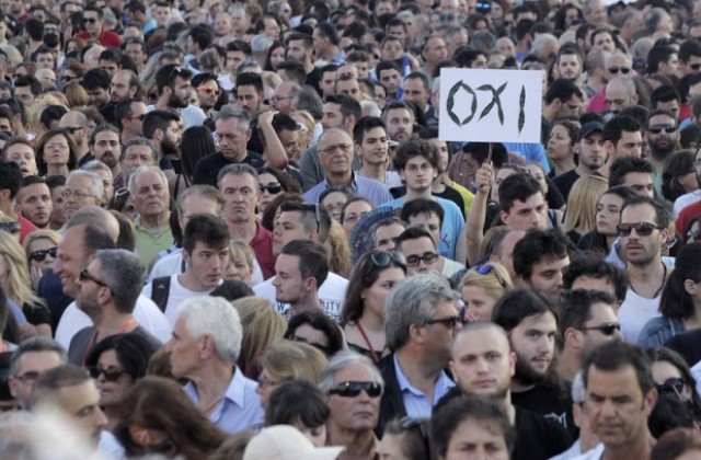 Хиляди излязоха по улиците на Атина преди референдума, стигна се до напрежение