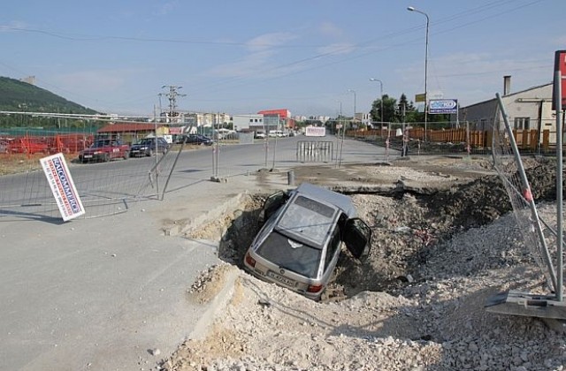 Кола падна в изкоп, двама младежи пострадаха (СНИМКИ)
