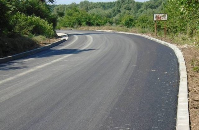 Основно ремонтират пътни участъци в община Гулянци по проект