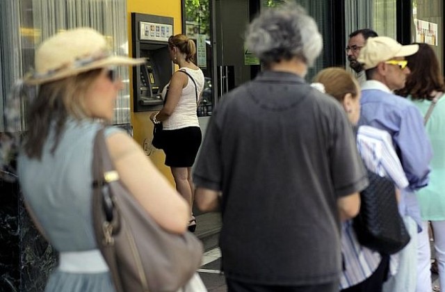 Парите в гръцките банкомати ще стигнат до 13 юли, хората инвестират в предмети