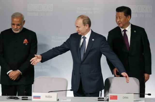 Нюзуик: Новият Източен блок - Китай, Русия и Индия обединяват сили