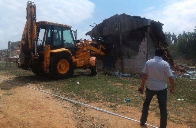 Отлагат бутането на незаконните ромски къщи в Гърмен