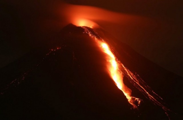 Вулкан в Мексико бълва лава и пепел (СНИМКИ)