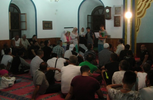 Над 200 мюсюлмани  с молитва в Нощта на могъществото