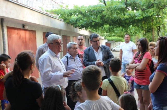 Кметът на Плевен обсъди с жители на жкДружба изграждането на детска площадка