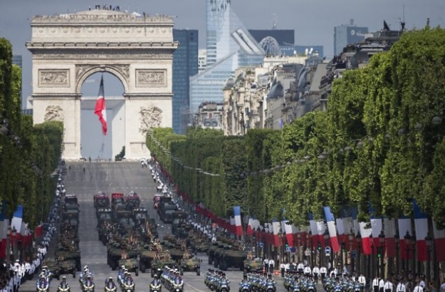 Франция отбеляза Деня на Бастилията със зрелищен военен парад (СНИМКИ, ВИДЕО)