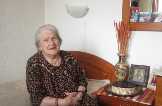 Баба Рада чукна 102 години, похапва сладкиши и качамак с повече масло