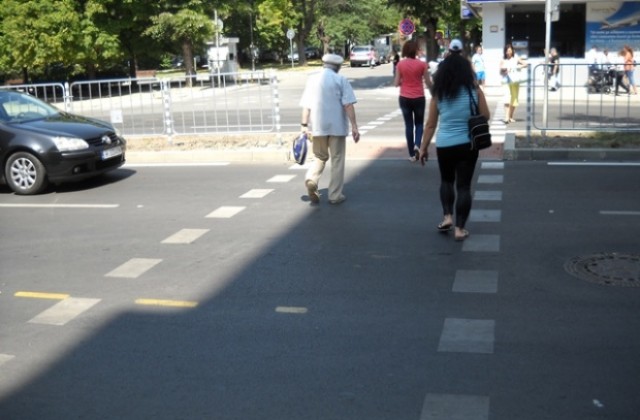 Освежават пешеходните пътеки във Варна