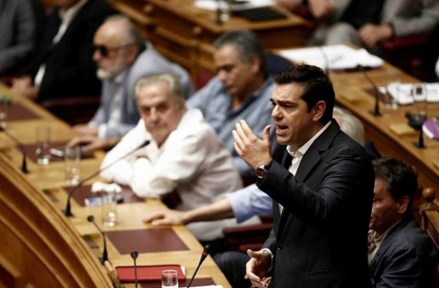Гръцкият парламент одобри под обсада мерките за икономии