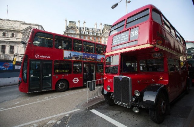 Двуетажен автобус се вряза в нисък мост в Лондон
